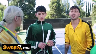 Tênis leva a uma orgia de quatro - Kenzie Taylor e Mona Azar