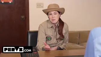 A mellbőségű parkőr milf megdugja az igazgatót, hogy lánya iskolában maradjon