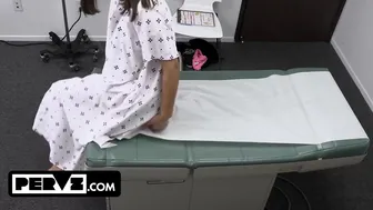 Naughty Latina Apryl Rein si occupa del suo medico per falsa prova di verginità - pervertito medico