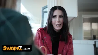 Mama vitregă cu sâni mari e omorâtă când fiul vitreg de 19 ani vrea să fie cu ea - mama schimbă