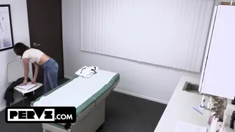 Asistentka matky Tini umožňuje lékaři zkoumat její neplodnost, zatímco zdravotní sestra les