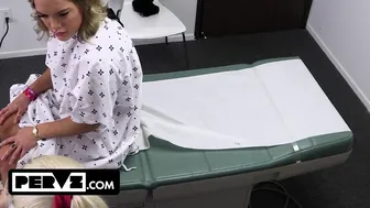 Mimi Monet je zapeljivka v zdravnikovi pisarni