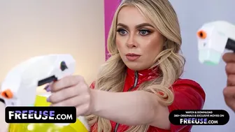 Haley Spades retro sci-fi fembotja szűk puncival és tenyésztési fetisszel csábít!