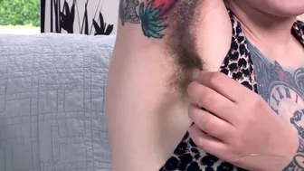 Felicia Fisher näyttää karvaiset aarteensa, koska hän tuntee sinut