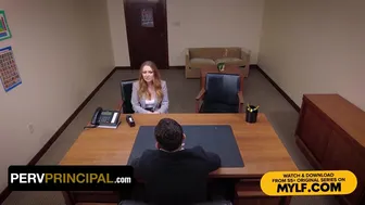 Kira Fox beidézik az igazgató irodájába lánya miatt