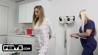 Teenage seducer Kyle Quinn lässt den pervertierten Arzt seine enge Muschi mit seinen Fingern und Kerl füllen