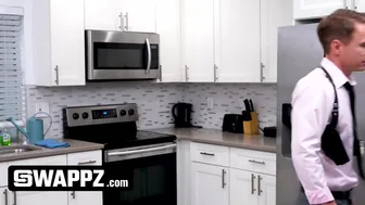 खराब लड़कियों को कॉप का आदान-प्रदान करने के लिए कबूल करता है