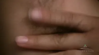 Kalei'nin zeminde saçlı kedisini genişletiyor ve gösteriyor