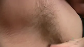 Suzie ショー 彼女の hairy pussy, その後、彼女の厚い thighs と 提供 ピンク