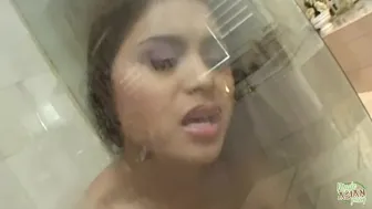 Tynde asiatisk skønhed fylder hendes små huller med hårdt fuck, så hun klemmer sin hale med sine fødder