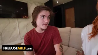 Megcsalt milf barátján megdugja a legjobb barátnő fia – freeuse milf