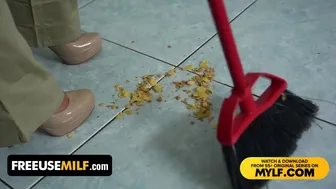 Lucky yeni kocası eşini ve seksi üvey kızını sıkabilir