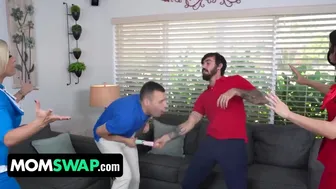 母亲交换 - 飞脾气 Crystal Rush和Kaylynn Keys从继子那里得到惊喜