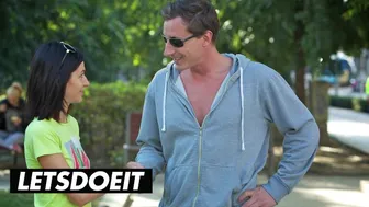 Skinny sorthåret teenager Arian Joy får sex med en stor pik i udlandet