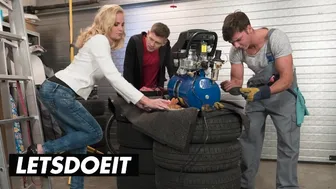 乳房炸弹手 捷克的Milf Clara从继子那得到双阴茎他妈的