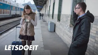 Gadis remaja Selvaggia mendapat penis Charlie Dean untuk bercinta cepat