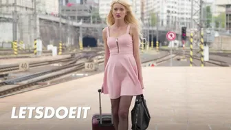 Bree Loira Haze foda duro no exterior com árvore gigante de Neeo