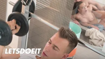 Therese bizarre teenager fisse er dybt fucked i saunaen