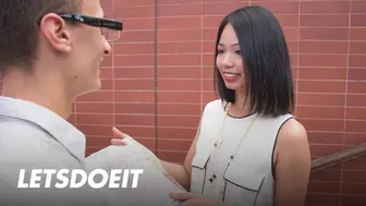 Jureka Del Mar Asian flicka suger den stora fett främmande träd och rider det bra