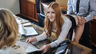 Humilde loira assistentes deixar seu chefe fodê-los na mesa do escritório