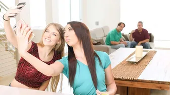 Küçük sarışın genç Alice Anderson ağzında büyük dicks seviyor ve