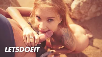 Angel Piaff blond svůdník s mastný péro sání na pláži