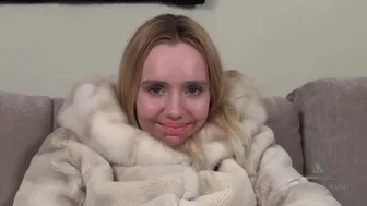 Lenyűgöző daniella vetkőzik és műfasszal dübörög a szőrös punciban