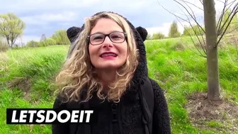 Blonde Izzy Mendosa cavalca selvaggiamente il cazzo gigante sul retro della macchina