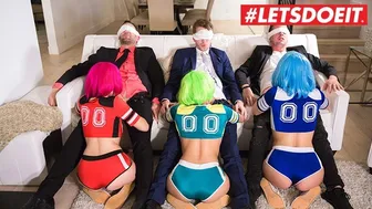 Kinky egyetemista lányok megosztják a barátjuk farkát forró orgia kalandban