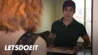 Κλέβεις το μουνί Άριαν Πρώτα η Τζόι πηδάει το αγόρι της και μετά ο ντελιβεράς την γαμάει καλά