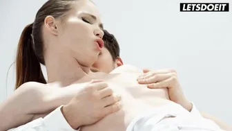 Lovenia Lux pierwsza przygoda analna z chłopakiem - gorące odkrycie