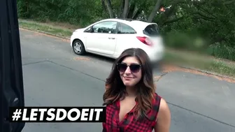 Тийнейджърката на Джули Джонсън е развълнувана от големия черен шибаняк