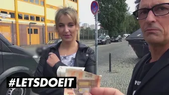 Ariana miluje dostat její velký zadek na zadní sedadlo pro peníze