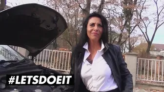 Τα στρογγυλά στήθη της Λαίδης Πάρις τρέμουν με τον ενθουσιασμό του ψήσιμου λύκου