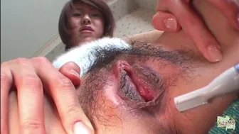 Hij rijdt op de lul met zijn ogen dicht, Aziatisch meisje in een pov cow pose