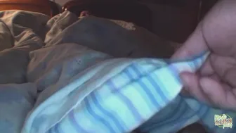 ทรัพย์ สิน อัน ล้ํา ค่า: การ ดูด นม เด็ก หญิง ชาว เอเชีย สาม คน