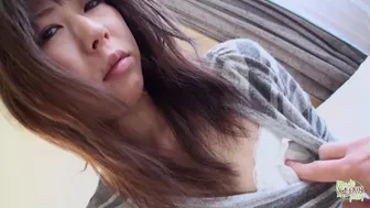 Orang Asia sayang yang berada di dalamnya menyebalkan dan bercinta sendiri di kamar mandi