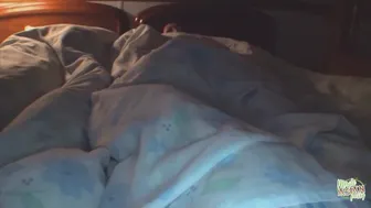 Tatuointi aasialainen tyttö suutelee, kun hänen tyttöystävänsä imee hänen miehensä ulos