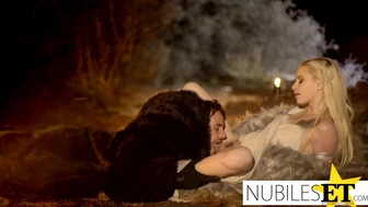 "Troonide mängu" porno - Snowy Joe lakub tutti