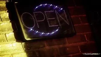 I en sexig kitty kostym, horn skär bruna suger den stora kuk