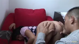 Το σφιχτό μουνί καταπίνει τον πούτσο από τρεις έως τέσσερις, ενώ το άτακτο κορίτσι βογγάει και ουρλιάζει