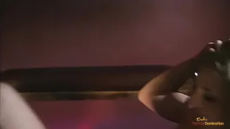 Svetlolasa mrha pofafa velikega črnega tiča, medtem ko jebeni analni