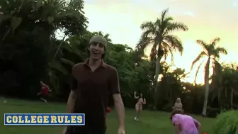 Wild college flickor sparka bollar nakna i det öppna, våta och heta