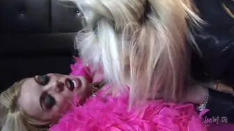 Gorąca blondynka lesbijka cipki drży z dziewczyna język i gruby fałszywe Dick