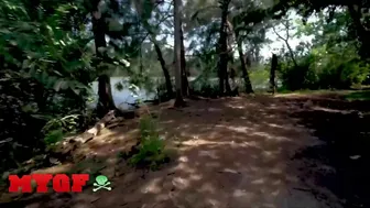 Tyttöystäväni Jessie Saint on metsässä nielemässä Sean Lawlessin häntää syvälle