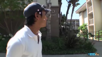 Blonde Honig trifft den Vibrator vor zwei asiatischen Jungs