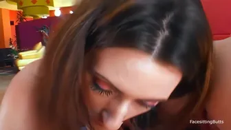 To magre blonde tenåringer onanere på sofaen til stor kuk blir