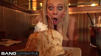 Tiffany Watson on teini viettelevä asento pöydässä vietellä tuottaja