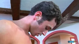 Îndoindu-se pe mirosul de trandafiri, el se întoarce pe cel mai bun prieten, așa că el devine futut în trei