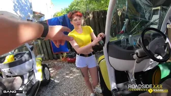 Velký ocas mechanika na silnici dobývá krátkovlasého červeného teenagera